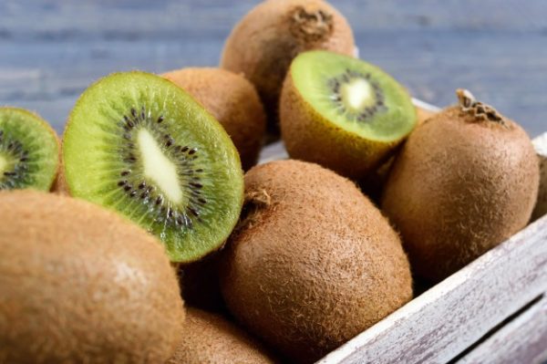 fresh ripe kiwi fruit wooden box table tropical fruit healthy food close up 193819 1166